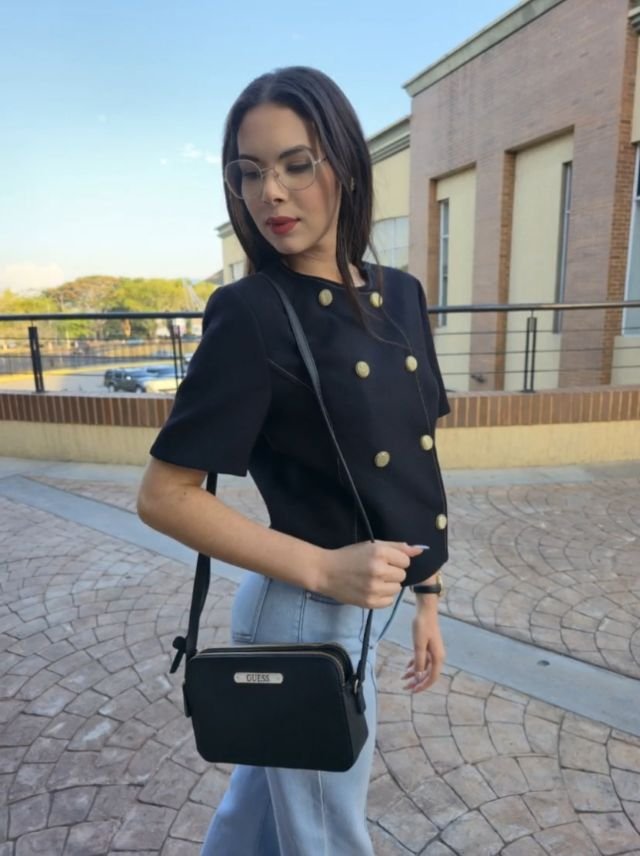 Chaqueta negra y cartera Guess
